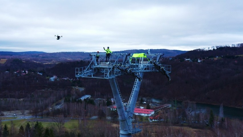 Zakopiańska spółka buduje kolej widokową nad Soliną. Do rozciągnięcia lin użyto specjalnego drona