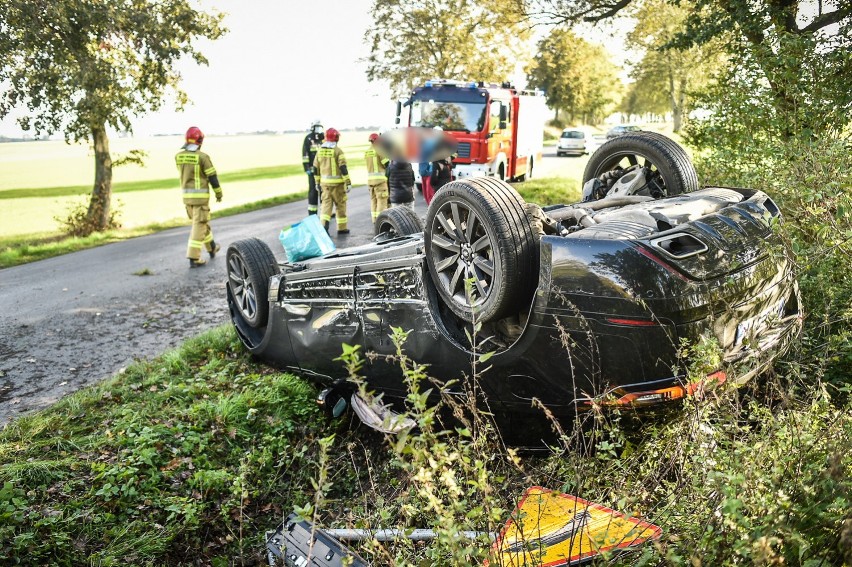 Land rover dachował między Święciechową a Piotrowicami po zderzeniu z innym autem [ZDJĘCIA]