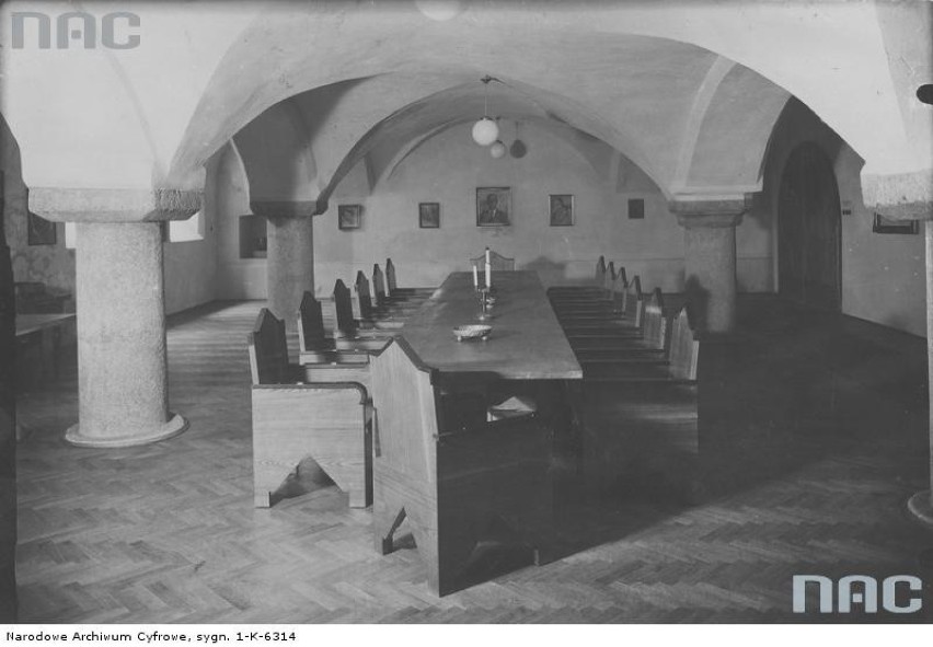Wnętrze Izby Konfraternii w podziemiach Ratusza.

Data: 1935
