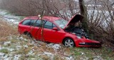 Wypadek w Kawnicach. Zjechał do rowu i uderzył w drzewo. Kierowca w szpitalu 