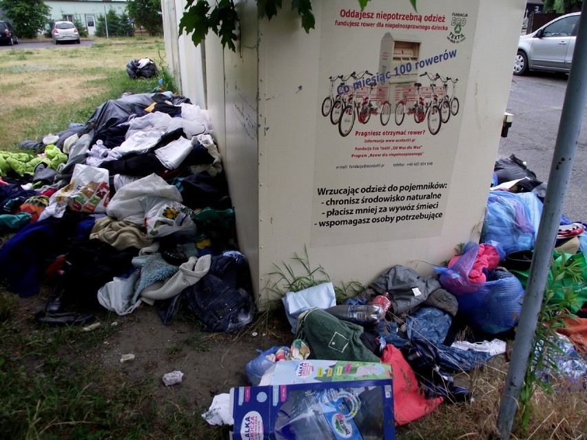 Zapomniane pojemniki na zużytą odzież fundacji Eco Textil na ulicy Mostowej w Zbąszyniu
