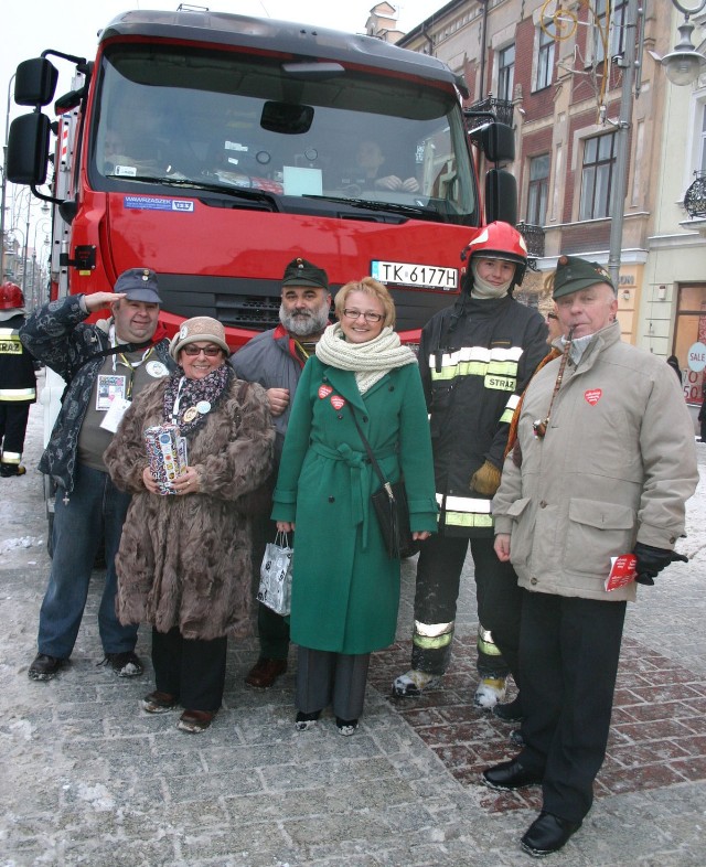 Strażacy, Stowarzyszenie Miłośnik&oacute;w Szwejka, Pani Beata Oczkowicz zebrali nie małą sumkę.
Fot.
Bartłomiej Kowalewski.