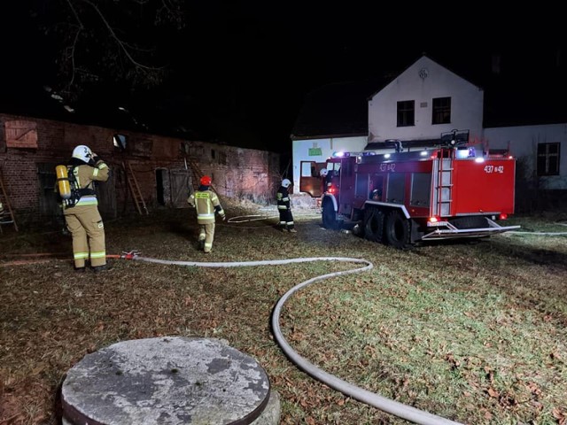 Minionej nocy strażacy gasili pożar budynku inwentarskiego w miejscowości Wołowiec