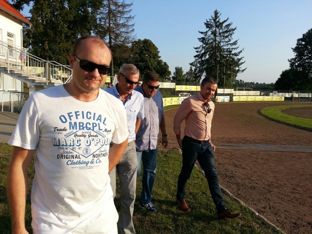 Paweł Janas obserwował mecz Drutex-Bytovii z Odrą Opole. Na zdjęciu w towarzystwie działaczy klubowych