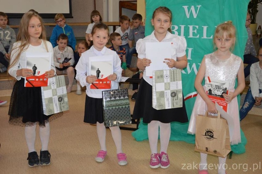 Patriotyczne uroczystości majowe w Szkole Podstawowej w Zakrzewie [ZDJĘCIA]