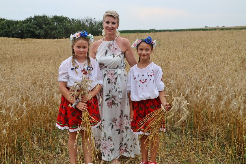 Żniwowanie na Maczułach. To były żniwa jak za dawnych czasów. Nawet senator chwycił za kosę. Zobacz zdjęcia