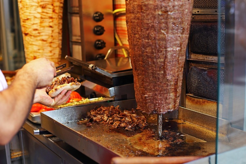 Doner, czyli typowy turecki kebab z baraniny, można dostać...
