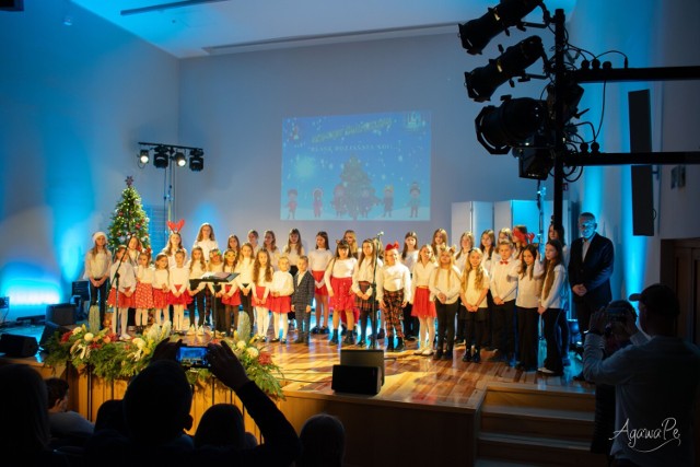 Koncert świąteczny w wykonaniu uczniów Zespołu Szkół Publicznych im. Jana Pawła II w Kowalewie. Blask dźwięków rozjaśnił świąteczną noc!