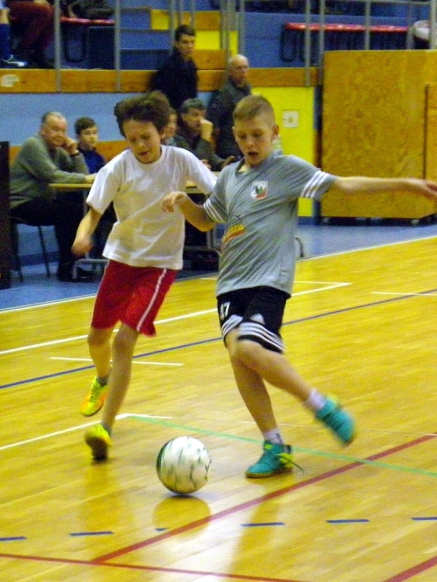 Halowa piłka nożna: w finale Football Academy I Piła i MOSiR II Piła