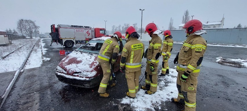 Ratownicy doskonalili techniki wykonywania dostępu do osoby...