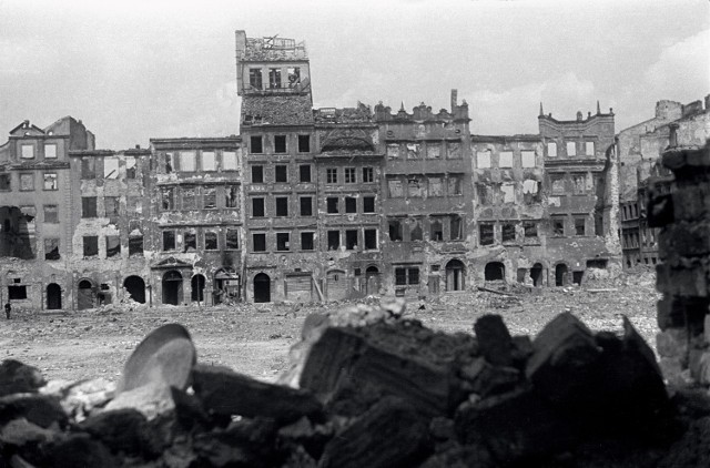 Ruiny kamienic po stronie Dekerta przy Rynku Starego Miasta. Od lewej kamienice od nr 42 (róg Nowomiejska) do nr 28 (róg Krzywe Koło). Rok 1945.