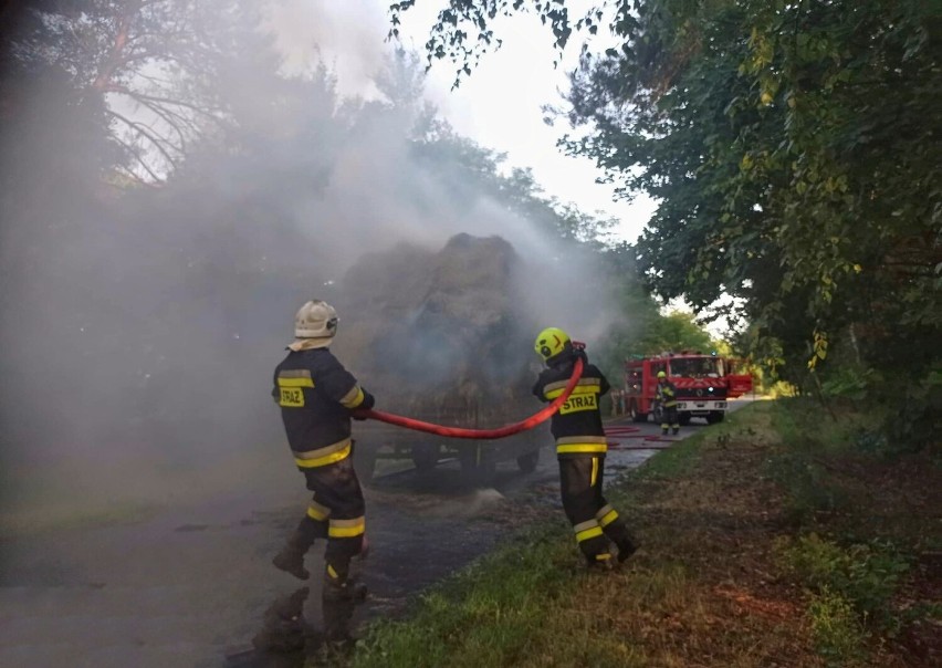 W miejscowości Orlina Duża paliły się baloty słomy na przyczepie