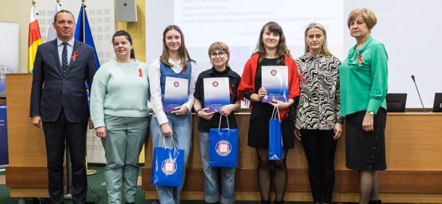 Uczennice z Bielska Podlaskiego wśród najlepszych w Olimpiadzie wiedzy o HIV. Zofia Prokopiuk zajęła I miejsce, a Natalia Michnowska - III