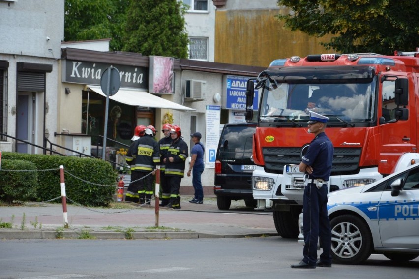 Akcja CBŚP w Ostrowcu. Zamknięta ulica w centrum miasta. Chodzi o dopalacze   