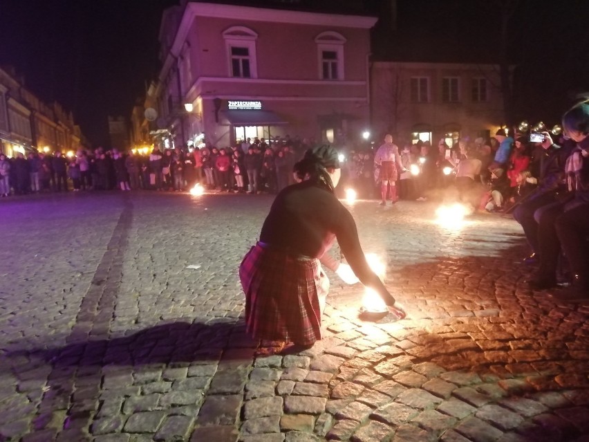 Nocny pokaz ognia na Święcie Młodego Wina w Sandomierzu. Mnóstwo widzów przed Kamienicą Oleśnickich. Zobacz film i zdjęcia