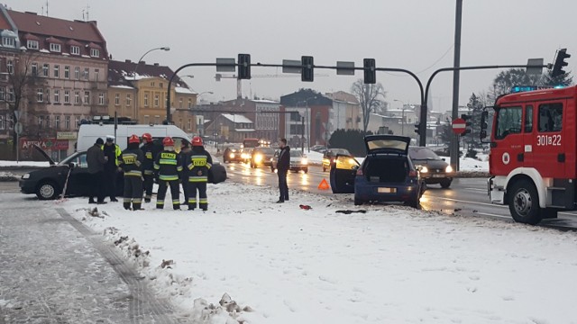 -&nbsp;Po godzinie 15.30 (sobota, 20 stycznia - red.) otrzymaliśmy zgłoszenie o wypadku na placu Poznańskim. Policjanci są cały czas na miejscu i wyjaśniają przyczyny zdarzenia. na teraz wiadomo tyle, że w zdarzeniu brały udział dwa seaty. Pasażer jednego z nich, chłopiec, ranny trafił do szpitala - wyjaśniał Piotr Duziak z zespołu prasowego Komendy Wojewódzkiej Policji w Bydgoszczy.



