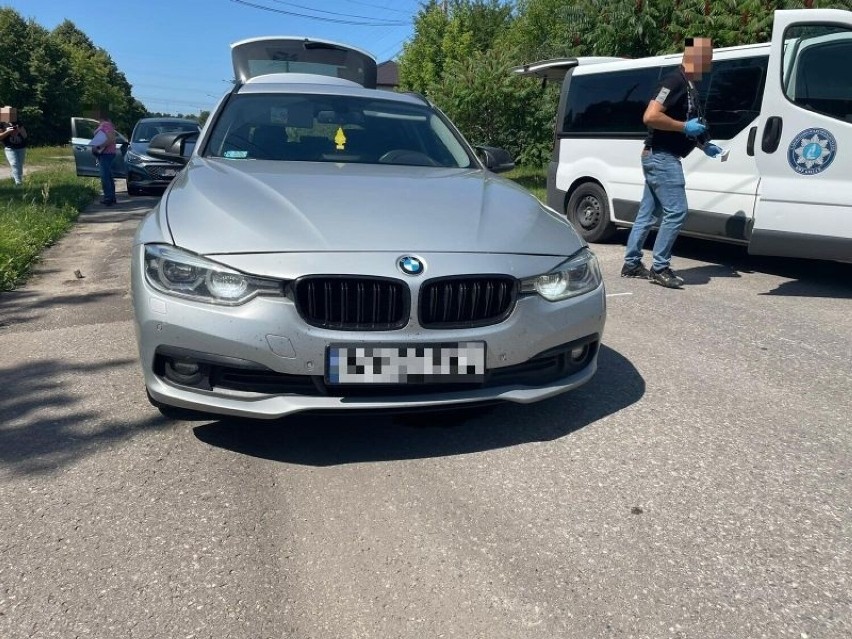 Mężczyźni porzucili uszkodzone BMW