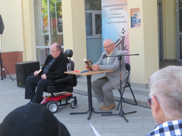 Słuchacze Uniwersytetu dla Aktywnych,a także m.in. burmistrz Leszek Dzierżewicz, Aldona Nocna, wiceprzewodnicząca rady miejskie, leczący się w uzdrowisku aktor Andrzej Szopa, czytali mieszkańcom powieść "Excentrycy", której akcja rozgrywa się w Ciechocinku pod koniec lat 50-tych. Zanim rozpoczęło się czytanie licealistka Natalia Brylińska przeczytała wiersz Marii Jasnorzewskiej - Pawlikowskiej "Excentrycy". Czytanie powieści rozpoczął sam jej autor -  Włodzimierz Kowalewski, który siedział na honorowym miejscu podczas ponad dwugodzinnej lektury pod chmurką. Czytanie "Excentryków" to jedna z form obchodów 5-lecia działalności Uniwersytetu dla Aktywnych.