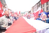 Biało-czerwony piknik w Krakowie. Dwa tysiące rozdanych flag i przejazd zabytkowych perełek motoryzacyjnych