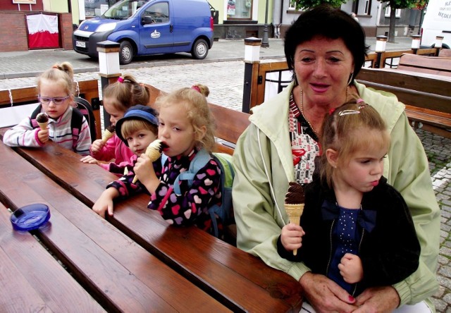 Dzieci jednogłośnie swierdziły, że w Zbąszyniu smakują im najbardziej a zwłaszcza te, z polewą truskawkową. 
Fot. Dorota Michalczak
