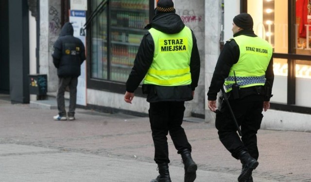 Sprawdziliśmy czy warto zatrudnić się w straży miejskiej. Poprosiliśmy o podanie zarobków municypalnych z Bydgoszczy. Oczywiście, wysokość wynagrodzeń strażników miejskich (gminnych) ustanawiają poszczególne samorządy. Stąd pensje mogą się różnić.

Zarobki pokazujemy  na następnych stronach. 


Info z Polski - przegląd najważniejszych oraz najciekawszych informacji z kraju

