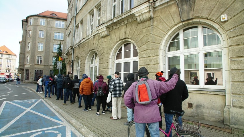 Wrocław. Urząd miejski zamknął drzwi, więc tłum ludzi stanął przed budynkiem (ZDJĘCIA)
