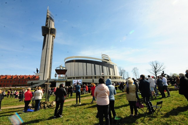 Wiernych na błoniach wokół świątyni nie zabrakło, niektórzy przyjechali spoza Krakowa