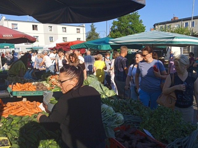 W sobotę popularny targ przy ul. Owocowej odwiedza wielu zielonogórzan.