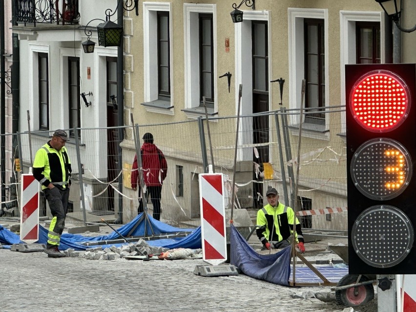 Trwa remont ulicy Zamkowej w Sandomierzu. Obowiązuje ruch wahadłowy. Są duże utrudnienia