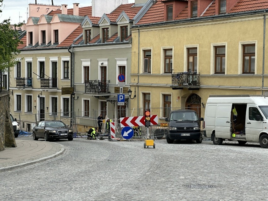 Trwa remont ulicy Zamkowej w Sandomierzu. Obowiązuje ruch wahadłowy. Są duże utrudnienia
