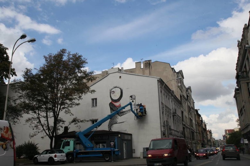 Jan Michał Raspazjan tworzy mural u zbiegu ulic Sienkiewicza i Tuwima