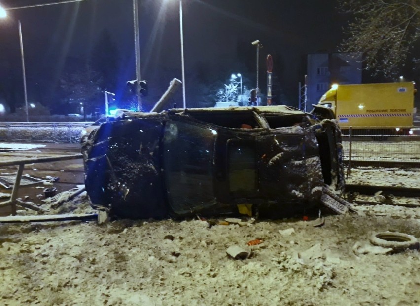 Wrocław. Zobacz zdjęcia z nocnego wypadku na Pilczycach. Honda "koziołkowała"...