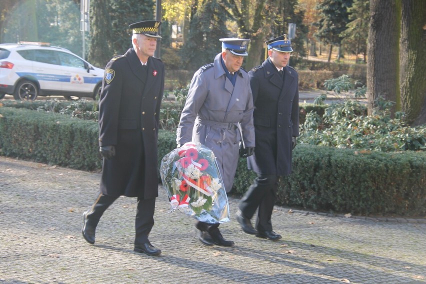 Komendanci złożyli kwiaty pod Pomnikiem Wolności [ZDJĘCIA]