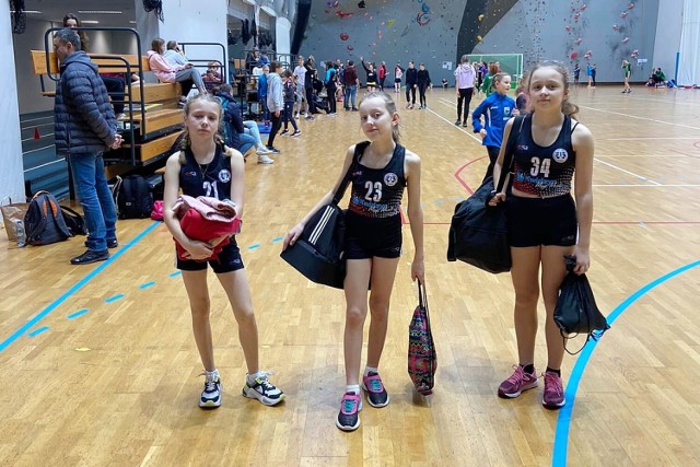 Dobry start w rywalizacji 13 i 14 - latków odnotowały również (od lewej): Alicja Górna, Pola Kamińska i Kinga Zaparucha
