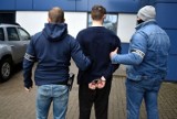 Policja w Płocku. 35-latek ugodzony nożem w jednym z mieszkań. Podejrzanemu 21-latkowi postawiono zarzut usiłowania zabójstwa 