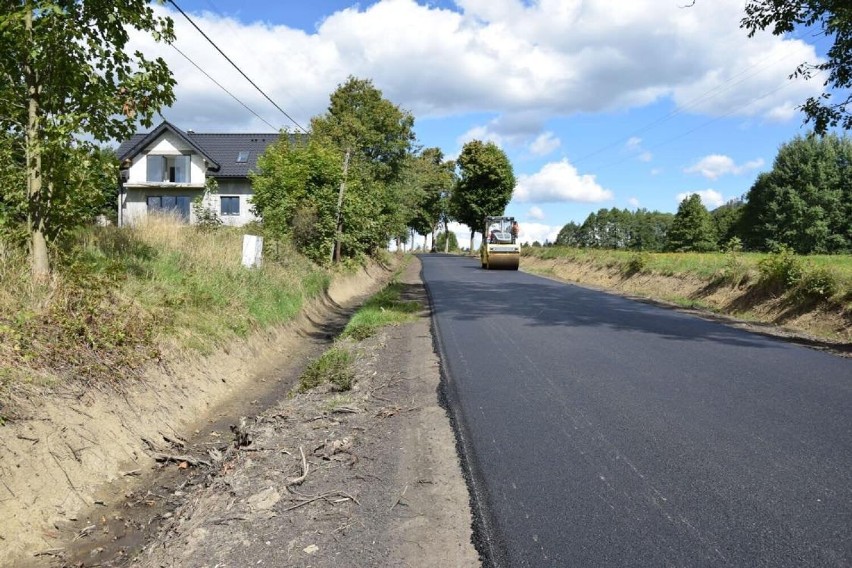Remont drogi w gminie Międzylesie. Na odcinku Dolnik - Pisary układana jest pierwsza warstwa asfaltu