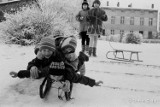 Widzicie dzieci na sankach w Pile? Trzydzieści lat temu tak wyglądały pilskie ulice zimą. Te zdjęcia to radość sama w sobie! 