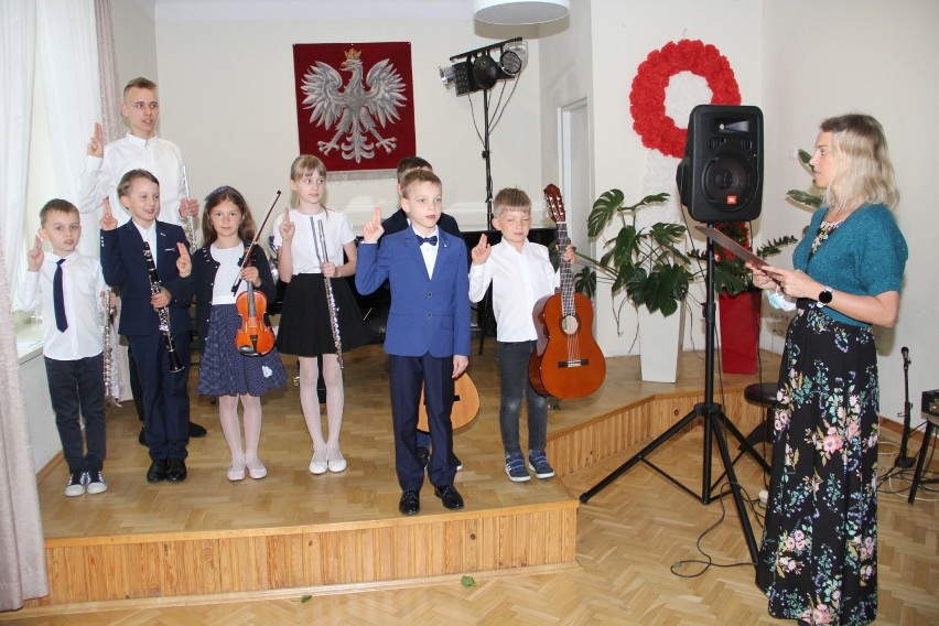 Pierwszoklasiści z Państwowej Szkoły Muzycznej I stopnia w Brzezinach po raz pierwszy zagrali koncert dla swoich mam