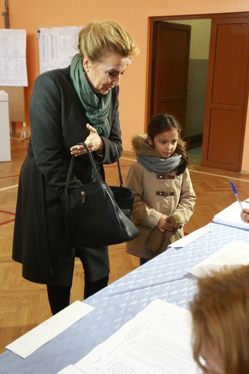 Wybory samorządowe 2014 w Łodzi: Hanna Zdanowska głosowała w gimnazjum przy ul. Wapiennej [ZDJĘCIA]