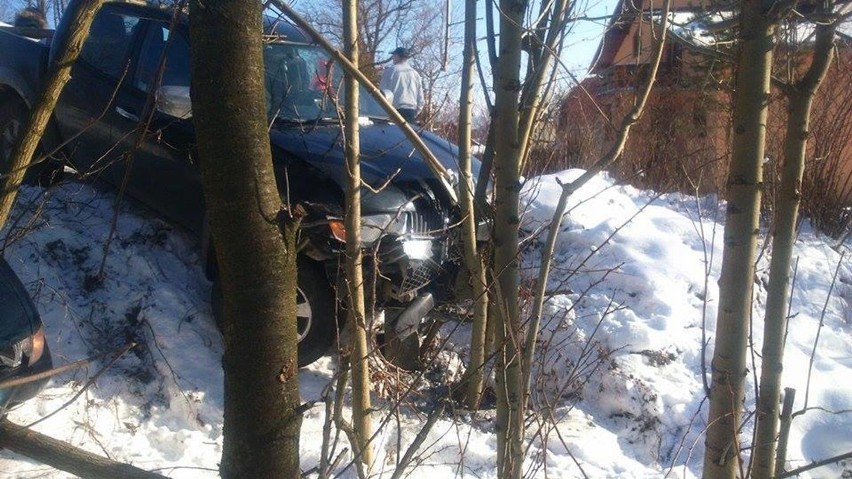 Las: Zderzyły się dwa samochody. Jedna osoba trafiła do szpitala [ZDJĘCIA]