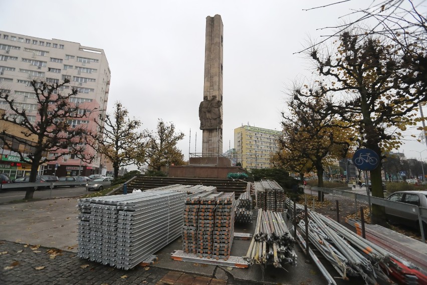 Koniec pomnika Wdzięczności Armii Radzieckiej na placu Żołnierza [wideo] 