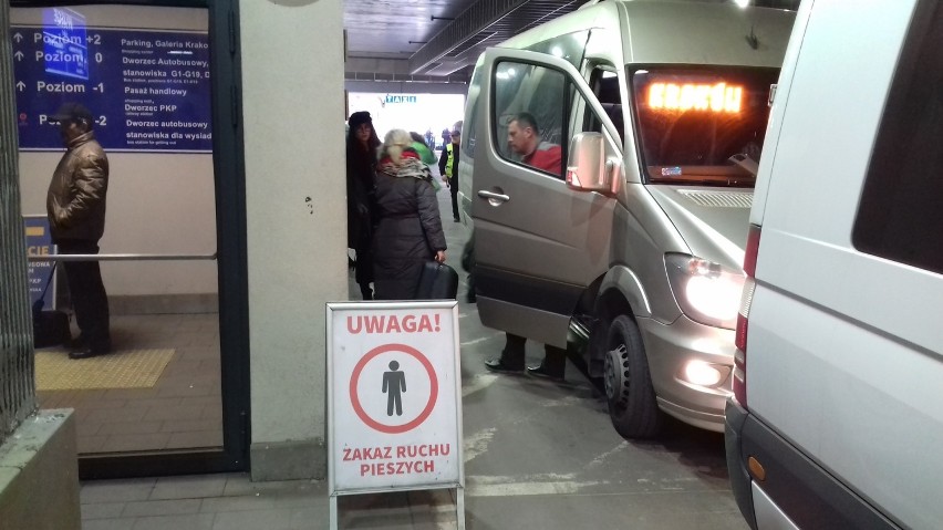 Krakowski dworzec autobusowy niebezpieczny dla pieszych. Mamy nagranie!
