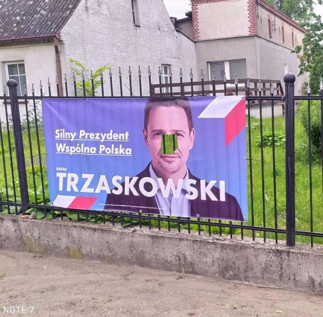 W Więcborku wandal zniszczył plakaty m. in. z wizerunkiem Rafała Trzaskowskiego, kandydata PO na prezydenta