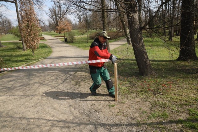 Park Miejski w Legnicy zamykany po tym, jak rząd wprowadził zakaz wstępu do lasów i parków