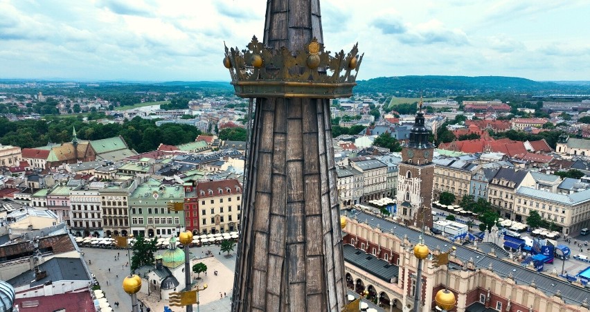 Wieża wyższa bazyliki Mariackiej zdobiona koroną.