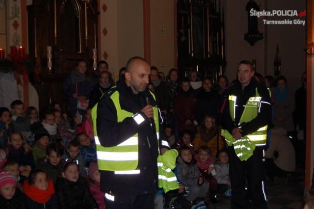 Policja rozdawała odblaski dzieciom na roratach