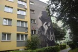 Tychy: Mural z wizerunkiem Ryśka Riedla na bloku, w którym mieszkał - już gotów! Zobacz zdjęcia 