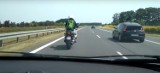 Motocyklista zaatakował rodzinę z dzieckiem. Ale policja spod Poznania chce ukarać... ofiary. Sytuacja mogła wyglądać inaczej. Zobacz film