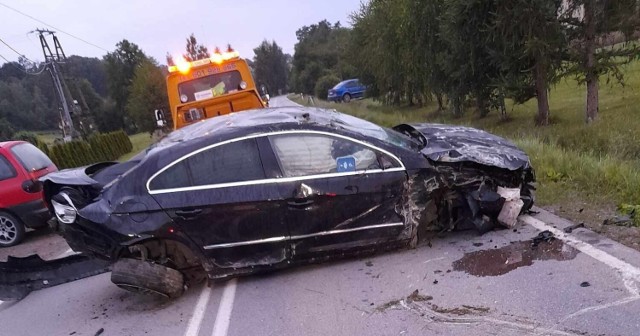 Dachowanie w Binarowej na drodze wojewódzkiej. Samochodem podróżowało dwie osoby