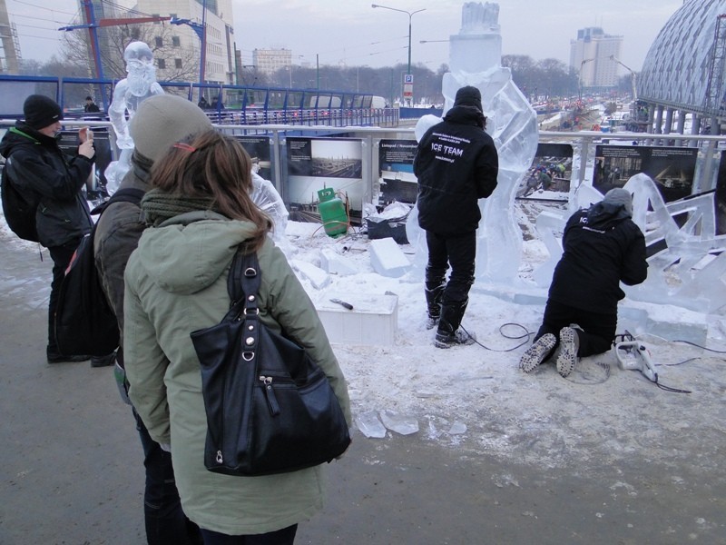 Poznań: Kolejna lodowa rzeźba powstaje przy dworcu PKP! [ZDJĘCIA]